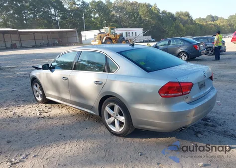 2013 Volkswagen Passat 2.5L Se z USA, uszkodzony, nr VIN 1VWBP7A36DC083490